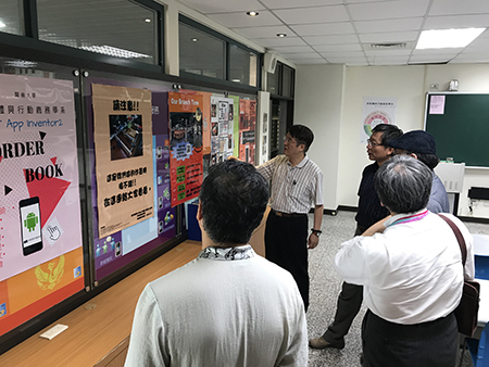 資訊學院舉行資訊週及教學成果展_委員與教授互動圖片