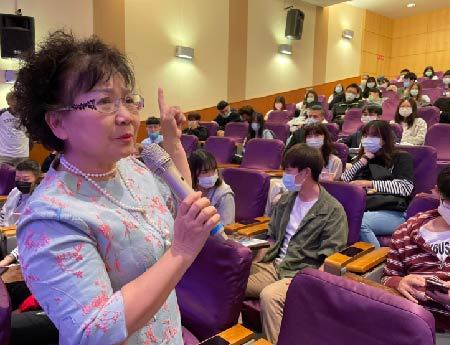林玥秀校長與會同學互動拉近彼此距離圖片