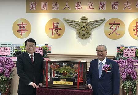 葉哲正就任本校第八任董事長_顏文隆董事長獲聘為榮譽董事長與董事會最高顧問圖片