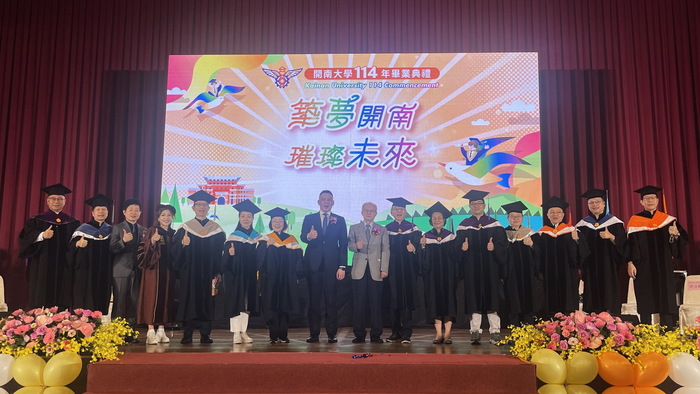 師長來賓祝福畢業生一切順利