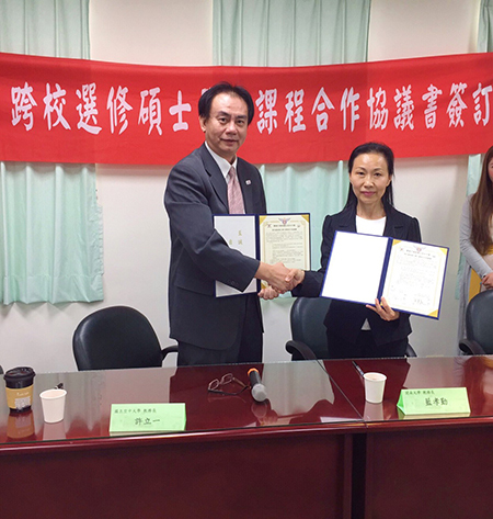開南大學與國立空中大學策略聯盟 跨校合作選修碩士學分課程_簽約儀式與教務長合影圖片