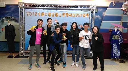 本校學生參與全國大觀盃競賽榮獲金牌獎_參與同學開心合影圖片