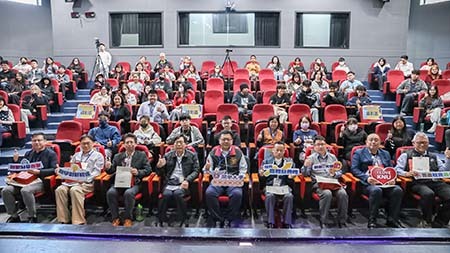 師生與與會者共同參與成果展觀禮合影圖片