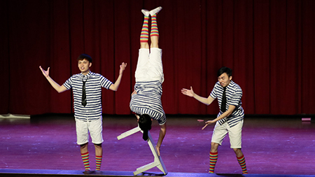 藝傳千里，大玩新馬戲-紅鼻子馬戲團來囉_精彩倒立表演圖片