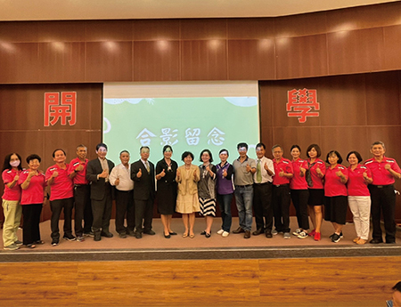 導師極開南大學法菁班專業教師群合影圖片