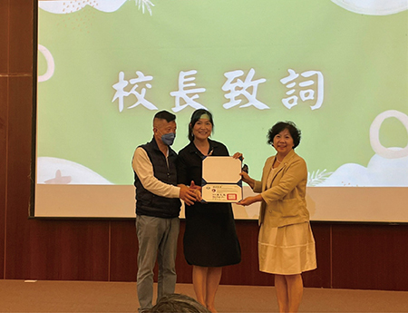 校長頒發鄭美英導師講師證書圖片