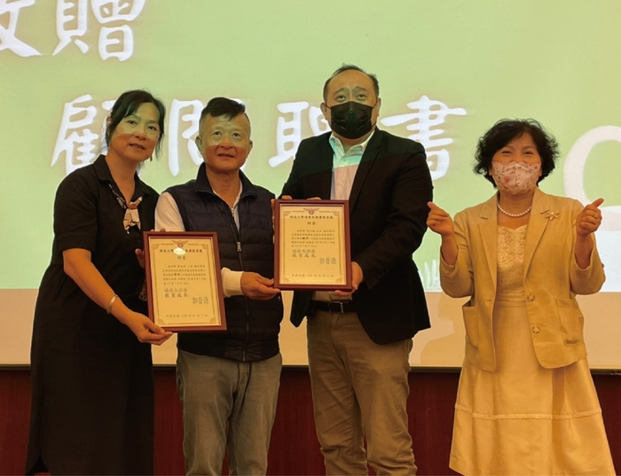由進推處郭晉源處長頒發張火爐、鄭美英顧問顧問證書圖片