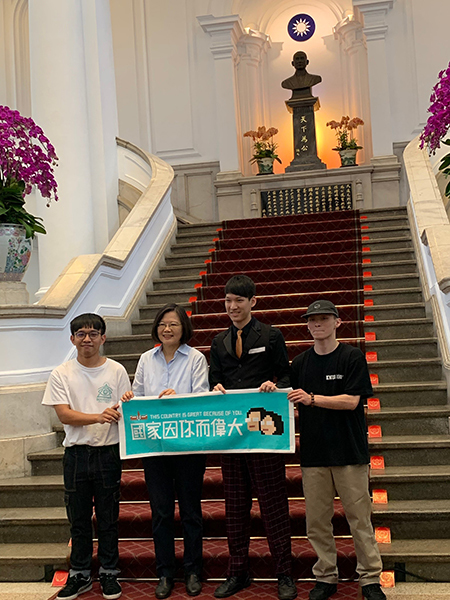 街舞跳進總統府，蔡英文總統接見開南大學熱舞社同學_同學與總統合影圖片