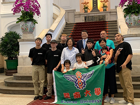 街舞跳進總統府，蔡英文總統接見開南大學熱舞社同學_總統合影留念圖片