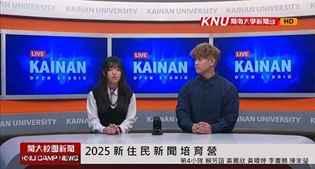 新住民學生們站上播報台訪問圖片