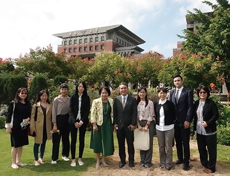 校長及國際處主管同仁一同接待貴賓至希望花園參觀