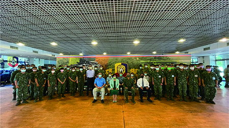 林玥秀校長(中)率行政團隊與269旅旅長及國軍弟兄姐妹合影圖片