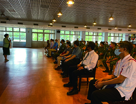 林校長對國軍弟兄姐妹說明本校碩士在職專班內容圖片