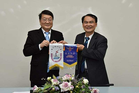 開南大學與國立空中大學簽訂合作協議書，共創兩校互利發展之契機_互相贈與旗幟圖片