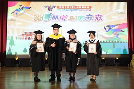 郭鐘達校長授予畢業生學位證書圖片