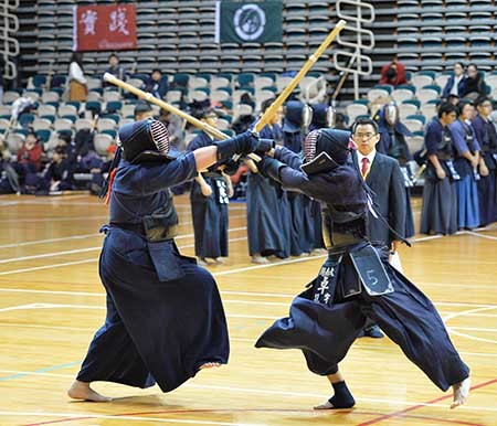 本校劍道社榮獲全國劍道錦標賽大專盃冠軍_比賽精彩激烈圖片