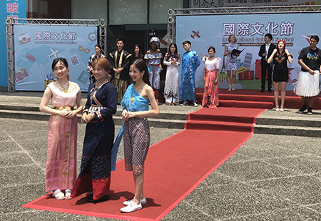國際文化節活動 拉起各國學生的情誼_走秀「秀」出各國傳統服飾圖片