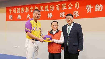 本校棒球隊獲物流公司贊助 再造光榮佳績_郭李建夫教練與華碩國際周國福董事長合影圖片
