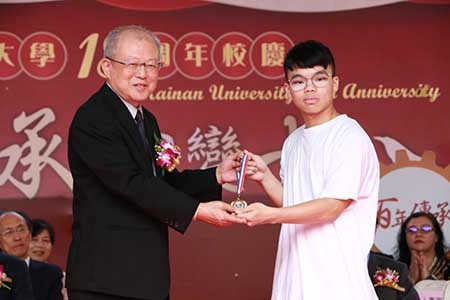 本校歡慶18週年生日校慶_同學獲董事長頒獎圖片