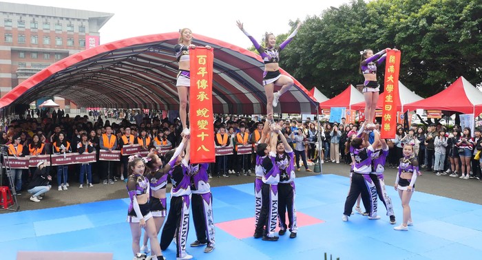 本校歡慶18週年生日校慶_開大熱舞社表演圖片