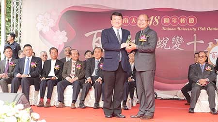 本校歡慶18週年生日校慶_校長頒發傑出畢業校友獎圖片