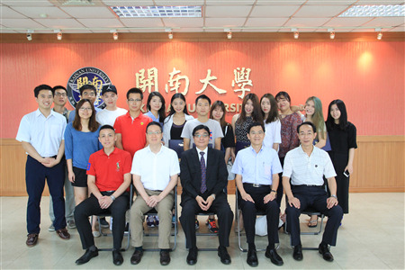 林俊彥校長頒發河南大學2015春季班交換生研習證明圖片