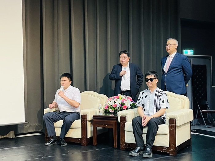 大山桂司(左1)王俊傑(右2)與矢板明夫(左2)及陳文甲教授(右1)