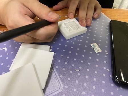 華語中心外籍學生手繪製作母親節卡片