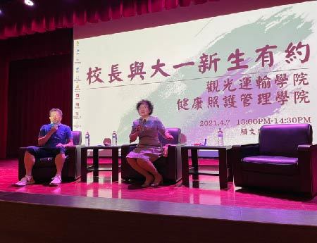 右起林玥秀校長,郭毓仁學務長圖片