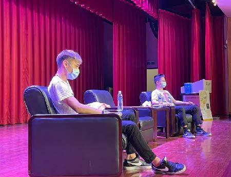 左起形象系李同學,物流系張同學,同學推派上台接受訪問圖片