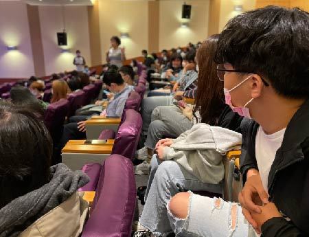 同學仔細聆聽校長與台上同學問答內容圖片