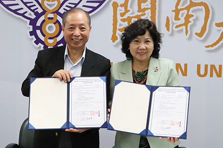 儀式由開南大學林玥秀校長，以及遠雄航空自由貿易港區葉鈞耀董事長共同簽約圖片