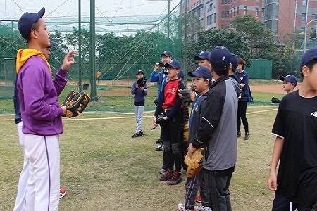 中信兄弟棒球冬令營 首次移地業餘棒球培訓冠軍的開南大學_帶領學生分享打擊技巧圖片