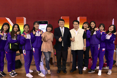 NDPT丹麥國家體操表演隊驚豔演出就在開南大學_校長與校外同學合影圖片