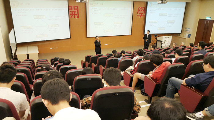 財團法人保險事業發展中心前董事長賴清祺先生開南大學演講圖片
