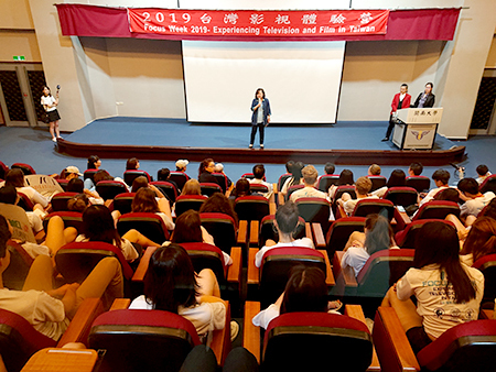 開南大學與民視帶領美國高中生 體驗台灣影視文創圖片