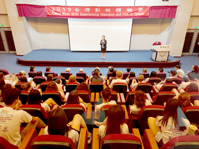 開南大學與民視帶領美國高中生 體驗台灣影視文創_大圖1圖片