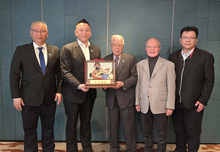 董事長顏志光（左2）頒贈紀念座予創辦人林清波（中），校務顧問陳天隆（右2）亦獲表揚。郭鐘達校長（右1）、陳文甲副校長（左1）陪同合影圖片