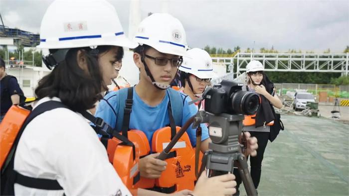 第2屆主播記者培訓營 學員走出戶外做專題_參與同學親身實作圖片