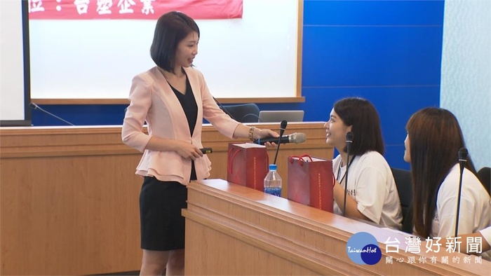第2屆主播記者培訓營 學員走出戶外做專題_同學認真參與圖片